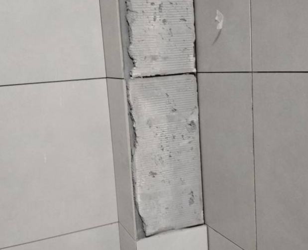 海门瓷砖空鼓维修公司分享下瓷砖施工前基层浇水润湿程度不足，可能导致以下问题