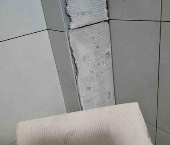 海门瓷砖空鼓维修公司分享下厨房瓷砖脱落的补救措施。